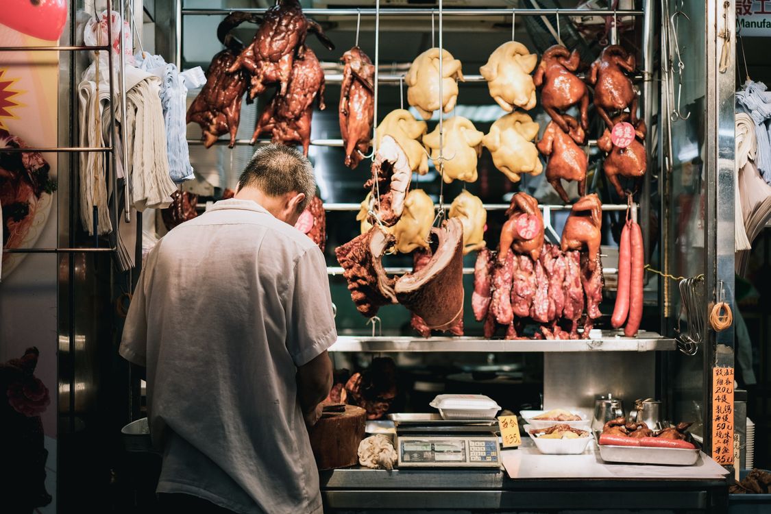 Esposizione di carni e salumi in una gastronomia artigianale