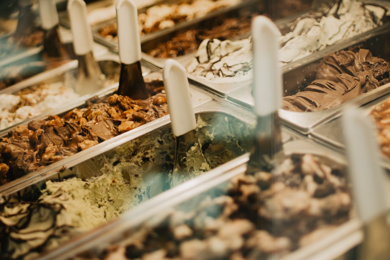 Banco vetrina refrigerato con gelato artigianale esposto in gelateria