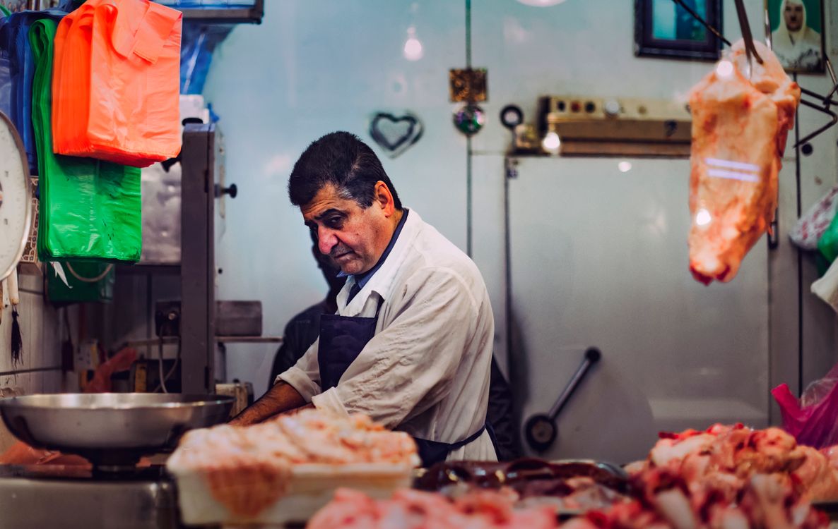 Banco espositivo refrigerato in una macelleria professionale con tagli di carne in esposizione
