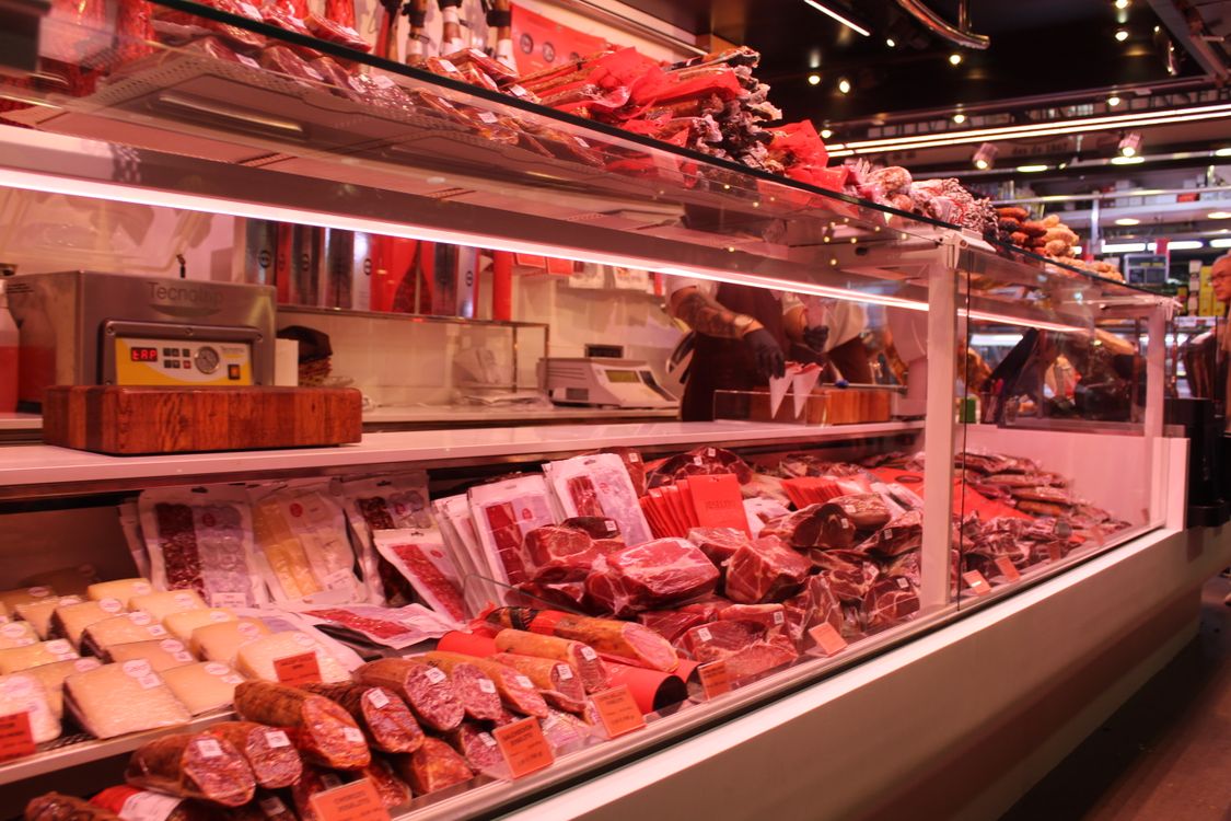 Reparto carni e banco refrigerato in minimarket con reparti serviti