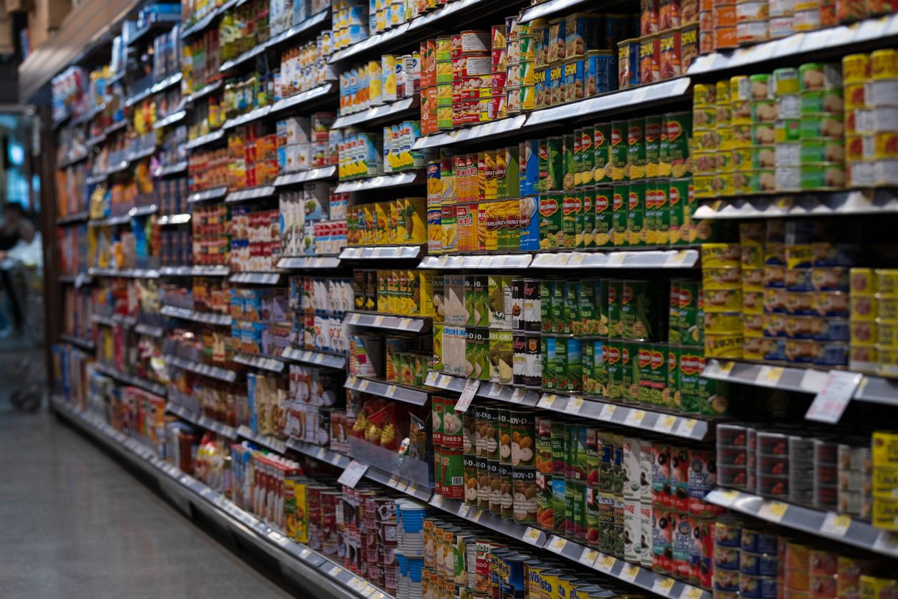 Scaffalature di un negozio alimentare di vicinato con prodotti confezionati