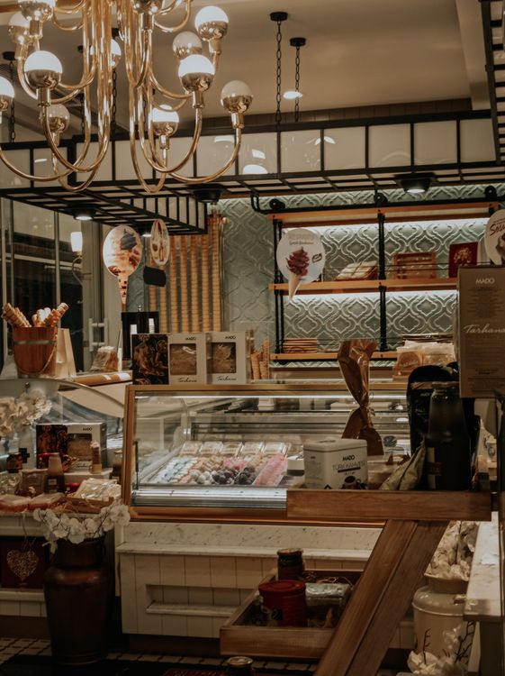 Interno di una panetteria con espositori pane e vetrine