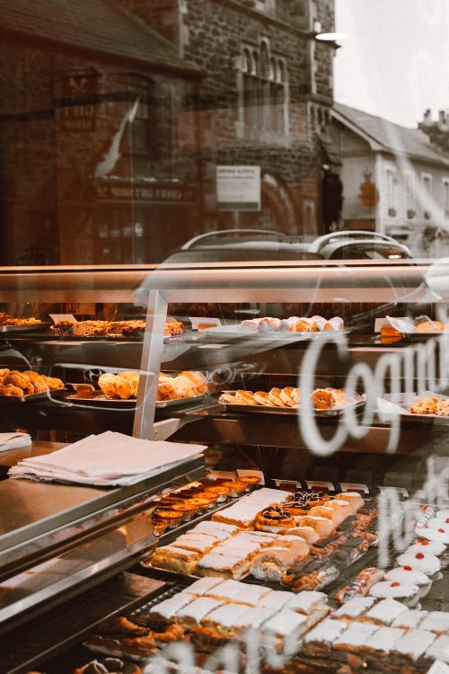 Pane fresco esposto in una panetteria artigianale
