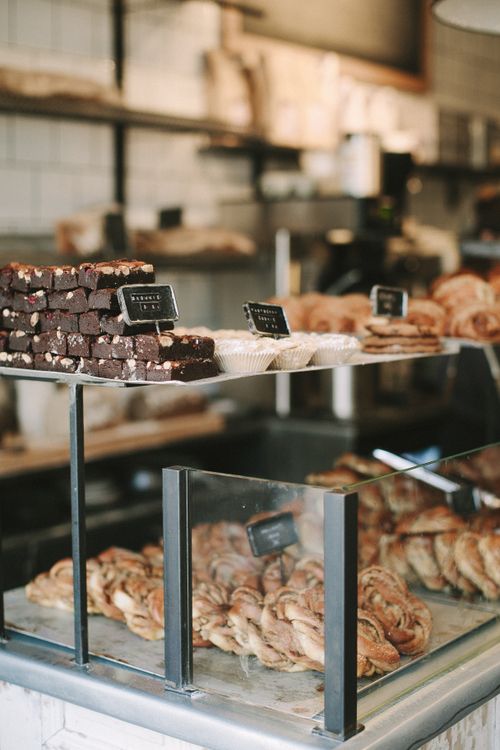 Vetrina espositiva di una pasticceria moderna con dolci assortiti